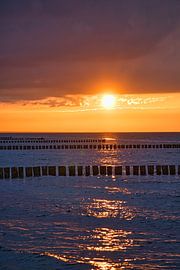Zonsondergang op het strand van Zingst, romantisch van Martin Köbsch