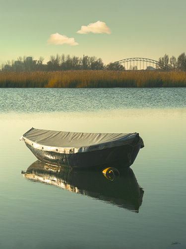 Ein Boot auf der Oude Waal – Ruhe und Besinnung von Caroline Drijber Guérain