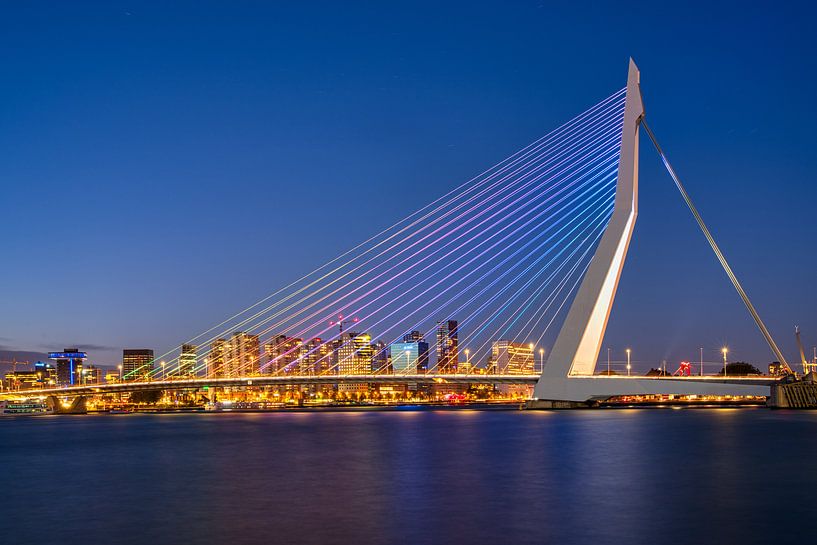 Le pont Erasmus aux couleurs de l'arc-en-ciel par Mark De Rooij