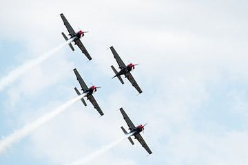 Blades aerobatic team in diamant formatie met rook van Wim Stolwerk