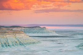 Bozzhyra, Kasachstan – eine außerirdisch anmutende Landschaft auf dem Ustyurt-Plateau von Antwan Janssen