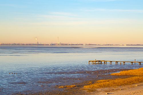 Uitzicht over de Jade Bay naar Wilhelmshaven,