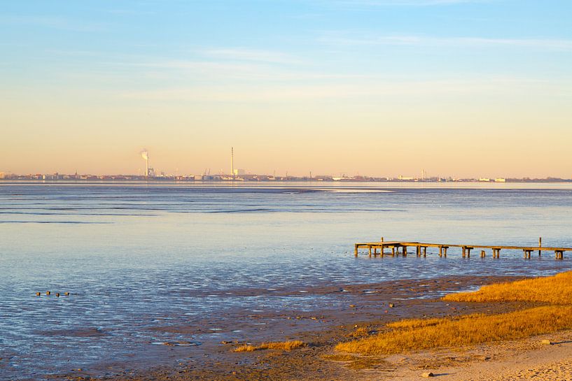 Uitzicht over de Jade Bay naar Wilhelmshaven, van Rolf Pötsch