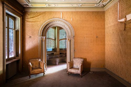 Chaises dans une villa abandonnée.