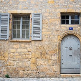 Haus Nummer 6 (alte französische Fassade mit schöner blauer Tür, Fensterrahmen und Fensterläden) von Birgitte Bergman