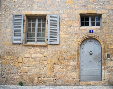 Huisnummer 6 (Oude Franse gevel met mooie, blauwe deur, kozijnen en luiken) van Birgitte Bergman