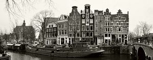 Amsterdamse gracht met boot van Corinne Welp
