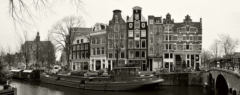 Amsterdamer Gracht mit Boot von Corinne Welp