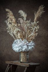 Stilleben getrocknete Blumen in Tutu. 2/3
