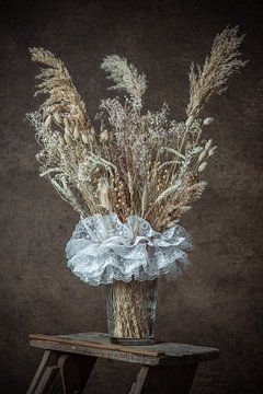 Stilleben getrocknete Blumen in Tutu. 2/3 von Margot oude Kotte