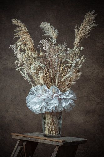 Stilleben getrocknete Blumen in Tutu. 2/3