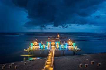 Donkere wolken boven de pier van Sellin op het eiland Rügen van Christian Möller Jork