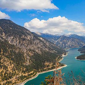 De Plansee in de buurt van Reutte met zijn turquoise gekleurde water en alpine bergachtergrond. van Miriam Schwarzfischer Fotografie