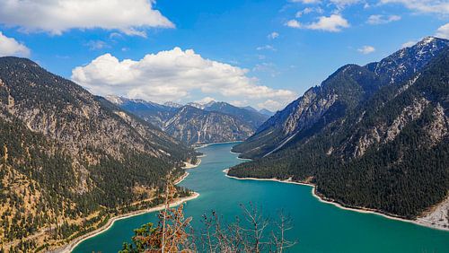 De Plansee in de buurt van Reutte met zijn turquoise gekleurde water en alpine bergachtergrond.