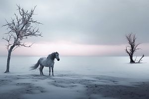 Das Pony in einer Winterlandschaft unter der Blüte.