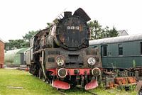 Zwarte Poolse stoomlocomotief in depot Maldegem I Retro look - Industrieel I Art kleurenprint