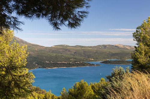 Uitzicht op het Lac de Sainte-Croix in de Verdon, Frankrijk