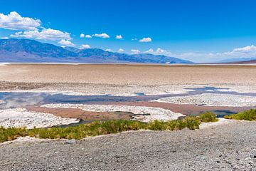De zoutvlakte van Death Valley National Park in Amerika van Linda Schouw