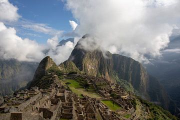 Uitzicht op de oude Inca-stad Machu Picchu. UNESCO-werelderfgoed, Latijns-Amerika van Tjeerd Kruse