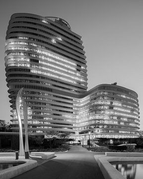 DUO gebouw in zwart-wit, Groningen, Nederland