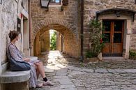 Vrouw op historisch pleintje van Willem Laros | Reis- en landschapsfotografie thumbnail