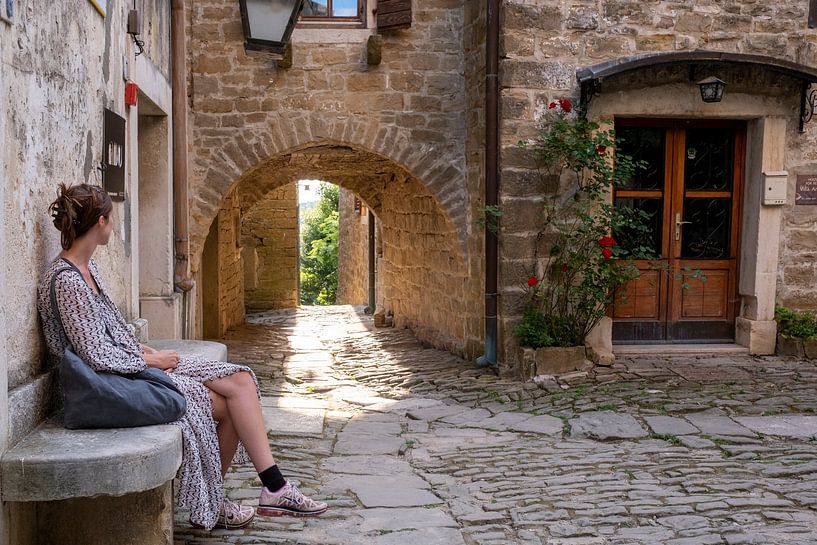 Vrouw op historisch pleintje van Willem Laros | Reis- en landschapsfotografie