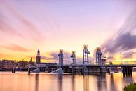 Vue de soirée sur la passerelle de ville et horizon dans Kampen, Pays Bas par Sjoerd van der Wal Photographie Aperçu