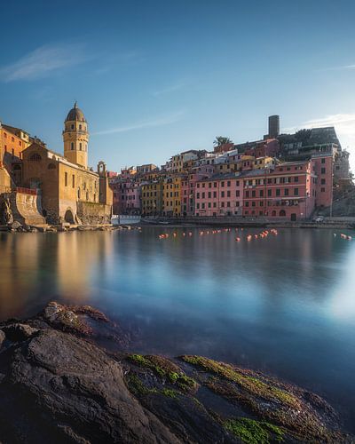 Vernazza dorp, uitzicht vanaf de rotsen. Cinque Terre, Ligurië, Italië