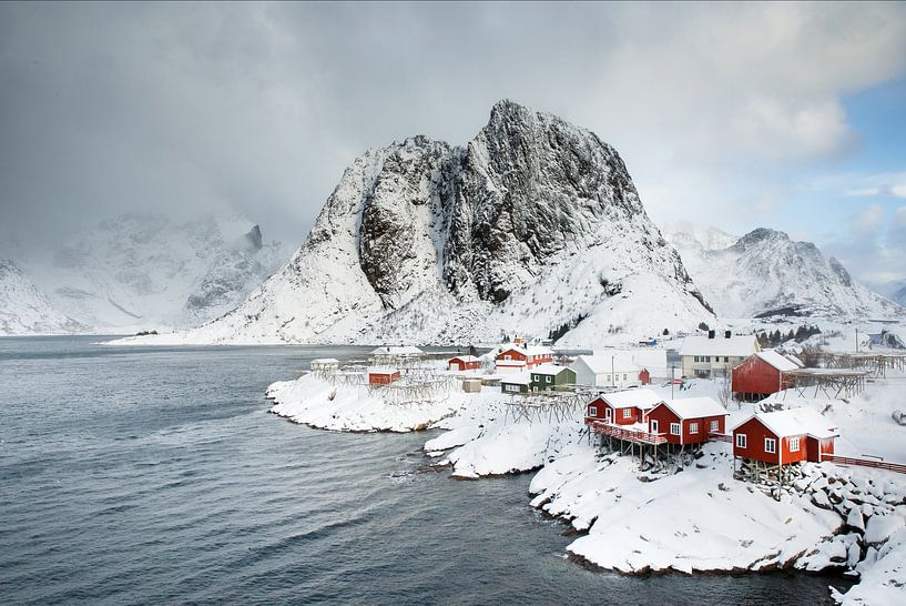 Hamnøy Rorbuer en de berg Olstinden van Nando Harmsen