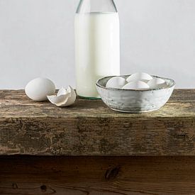 Weiße Milchflasche als Stilleben, Eier auf einer Bank aus alten Eichenholz-Klosterteile von Susan Chapel