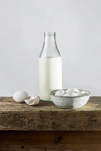 Wit stilleven fles melk, eieren op een bankje van oude houten delen van Susan Chapel