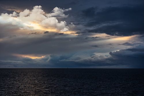Wolken bij de Waddenzee
