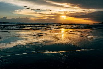 Zonsondergang aan de westkust van Bali van Suzanne Spijkers