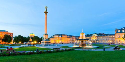 Schlossplatz à Stuttgart le soir