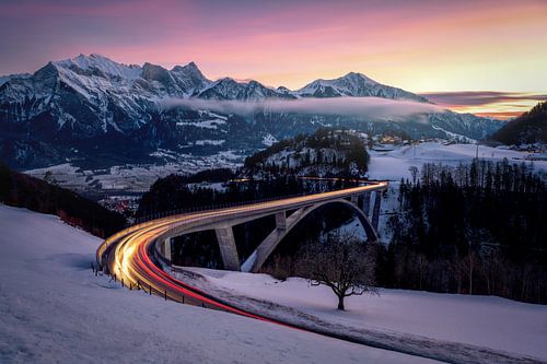 Taminabrücke im Morgenrot