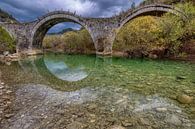 Die alte Brücke von Plakida oder Kalogeriko von Zagori in der Region von Ioannina in Epirus Griechen von Konstantinos Lagos Miniaturansicht