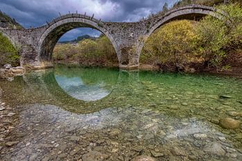 De oude brug van Plakida of Kalogeriko van Zagori in de regio van Ioannina in Epirus Griekenland