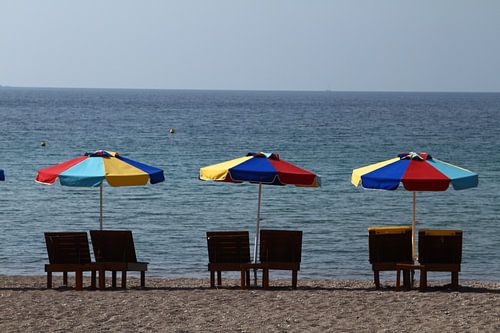 Gekleurde parasolletjes op het strand