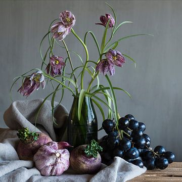 Nature morte à l'ail avec des raisins sur Peggy Peters