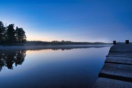 Ponton qui s'étend dans un lac suédois sur Martin Köbsch