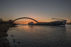 Lastkahn in der Nähe der Eisenbahnbrücke von Culemborg von Moetwil en van Dijk - Fotografie