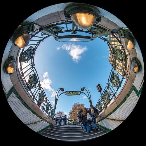 Photo de la sortie de la station de métro Parisien fisheye
