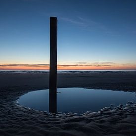 Sable, mer, poteau et lumière sur Douwe Schut