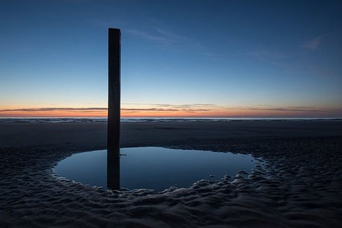 Sand, sea, pole and light by Douwe Schut