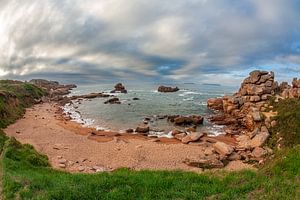 Bucht an der Küste von Ploumanach in der Bretagne