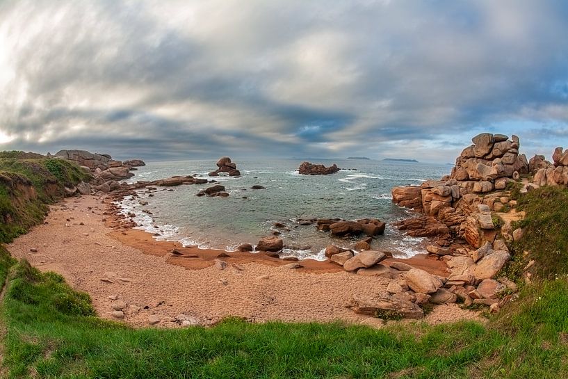Baai aan de kustlijn bij Ploumanach in Bretagne van Evert Jan Luchies
