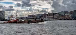 Das vom Schlepper gezogene Boot Lotus in Aktion auf dem IJ. von Don Fonzarelli