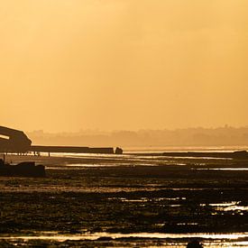 Bunker op strand van Grandcamp maisy in Normandië Frankrijk van Annelies Cranendonk