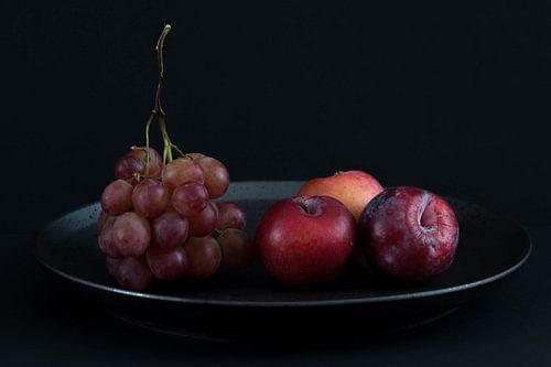 Stilleben mit roten Weintrauben und Pflaumen