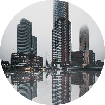 Kop van zuid reflecteert in het water op een mistige dag, Rotterdam van vedar cvetanovic